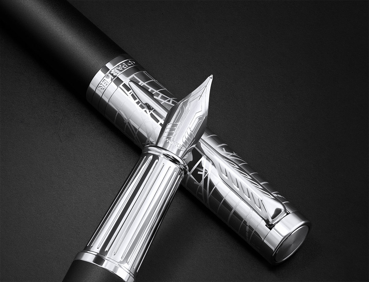 Zbliżenie na pióro wieczne Parker z kolekcji Legacy of Flight, z dekoracyjnym grawerem i metaliczną stalówką na czarnym tle.