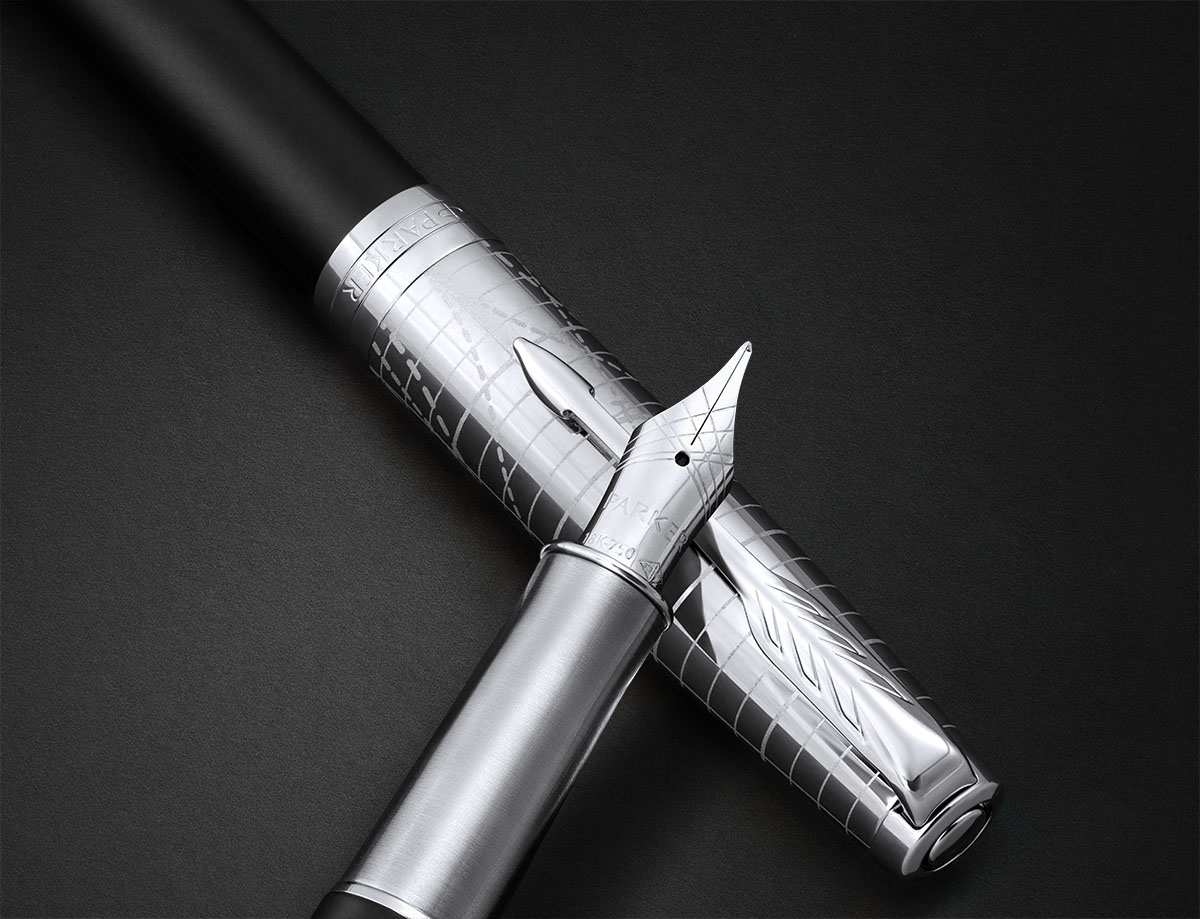 Zbliżenie na pióro wieczne Parker Sonnet Legacy of Flight z grawerowanym korpusem i stalówką na ciemnym tle.