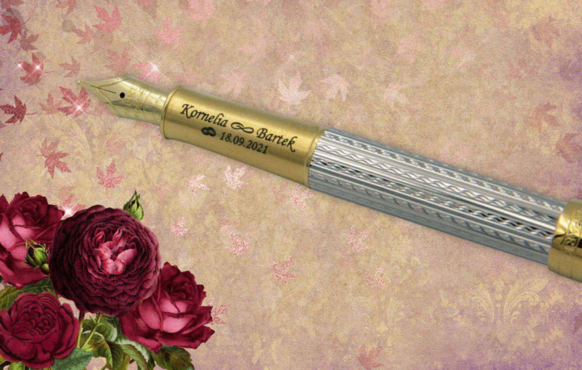 Eleganckie pióro z personalizowanym grawerem – imiona i data tworzą wyjątkową, romantyczną pamiątkę na specjalne okazje